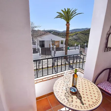 Casa Clara, 2 Bedroom With Communal Pool Hansonholiday