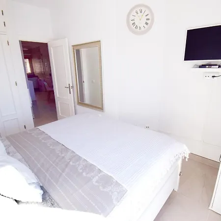 Casa Clara, 2 Bedroom With Communal Pool Hansonholiday Apartment *